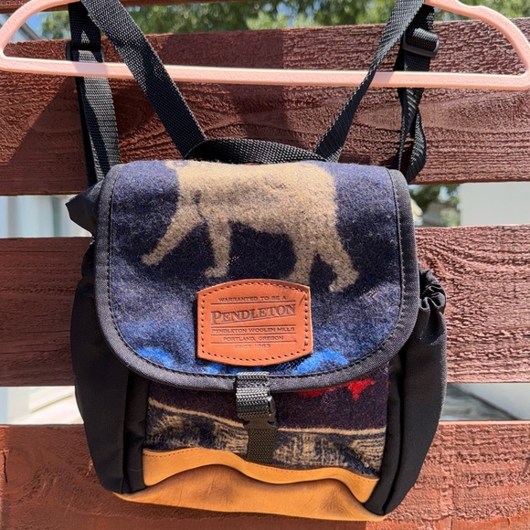 Pendleton mini backpack bag purse with bear/salmon wool
USA - Picture 1 of 11